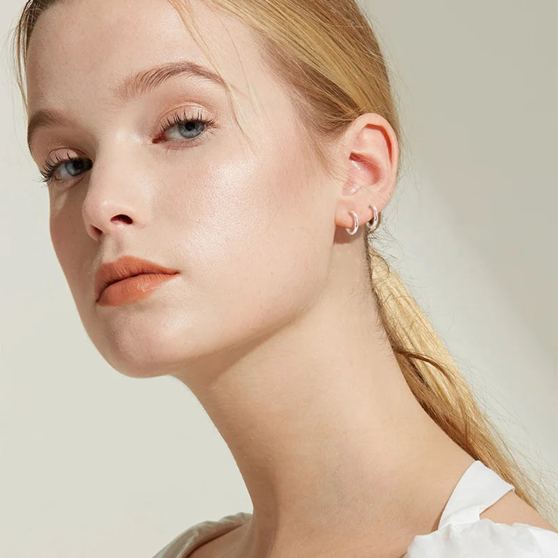 1 par de pendientes de aro pequeños de 2 mm de diámetro, color plata, de acero