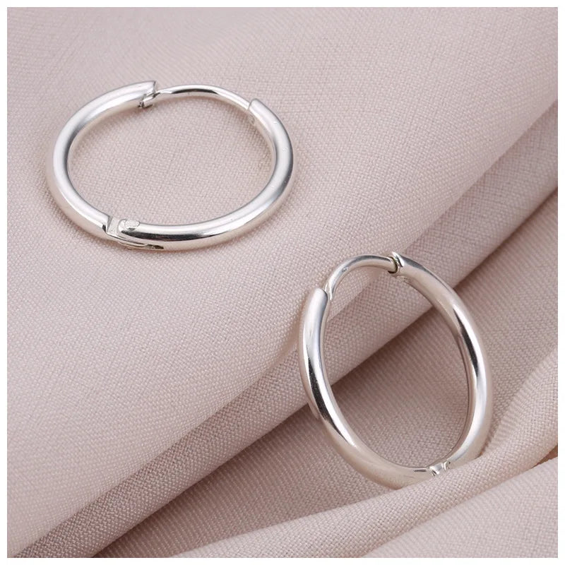 1 par de pendientes de aro pequeños de 2 mm de diámetro, color plata, de acero