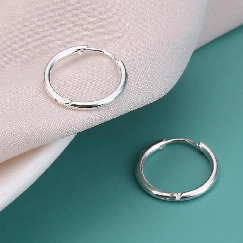 1 par de pendientes de aro pequeños de 2 mm de diámetro, color plata, de acero