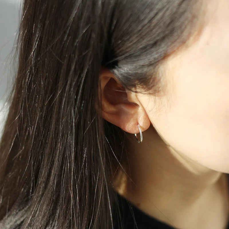 1 par de pendientes de aro pequeños de 2 mm de diámetro, color plata, de acero