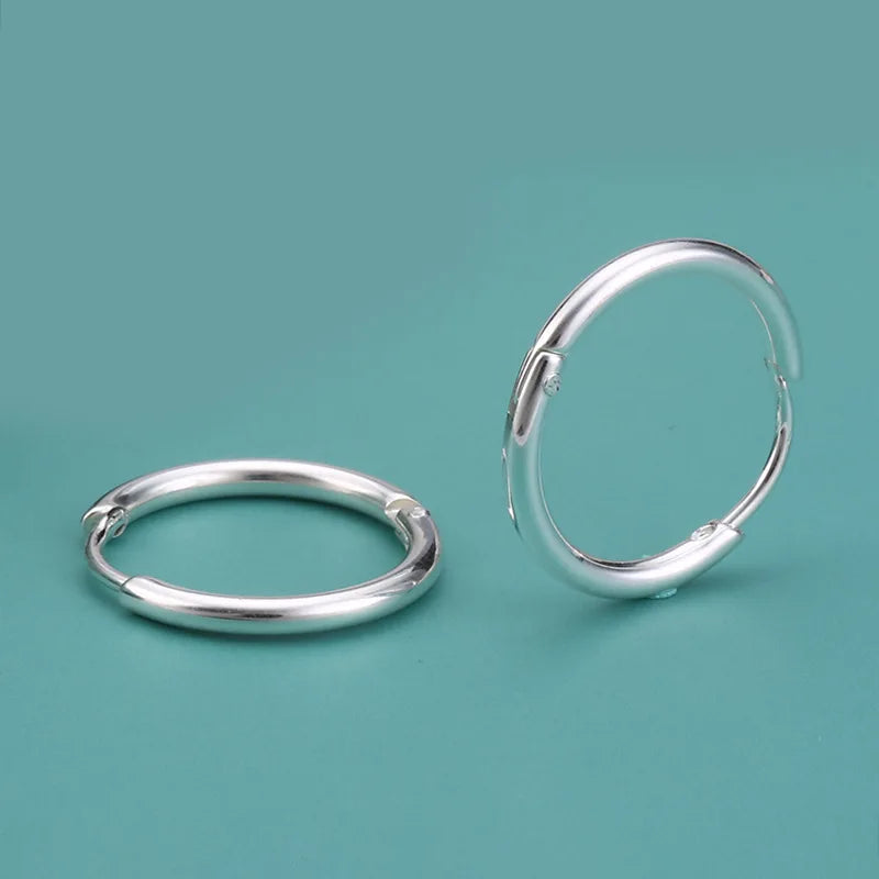 1 par de pendientes de aro pequeños de 2 mm de diámetro, color plata, de acero