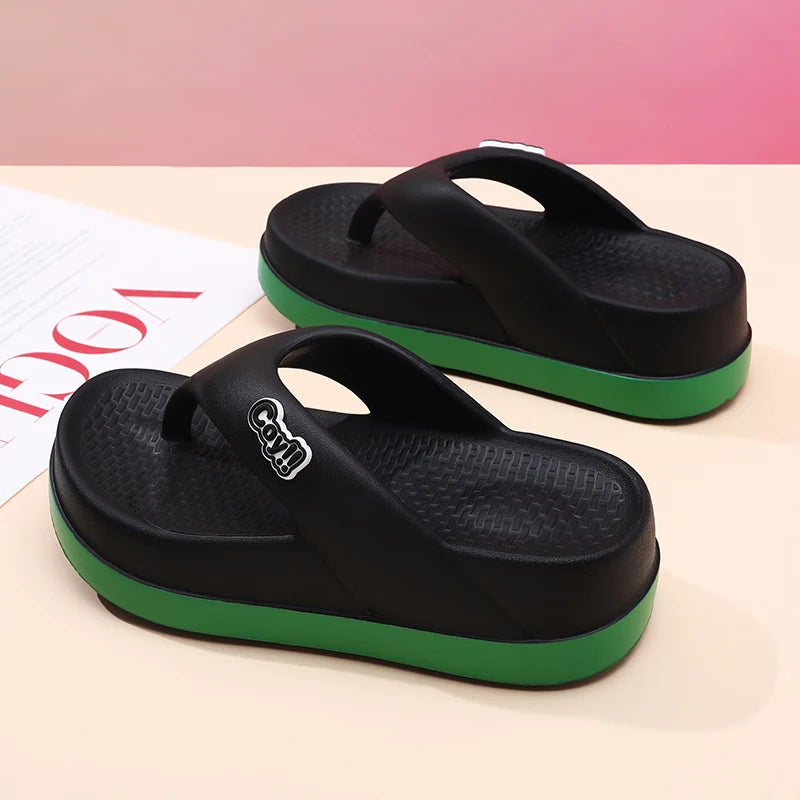 Chanclas de suela gruesa para mujer, verano 2025, nuevas sandalias de playa antideslizantes que aumentan la altura, pantuflas de playa para uso exterior.