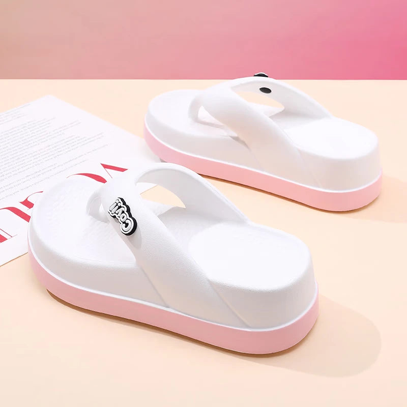 Chanclas de suela gruesa para mujer, verano 2025, nuevas sandalias de playa antideslizantes que aumentan la altura, pantuflas de playa para uso exterior.