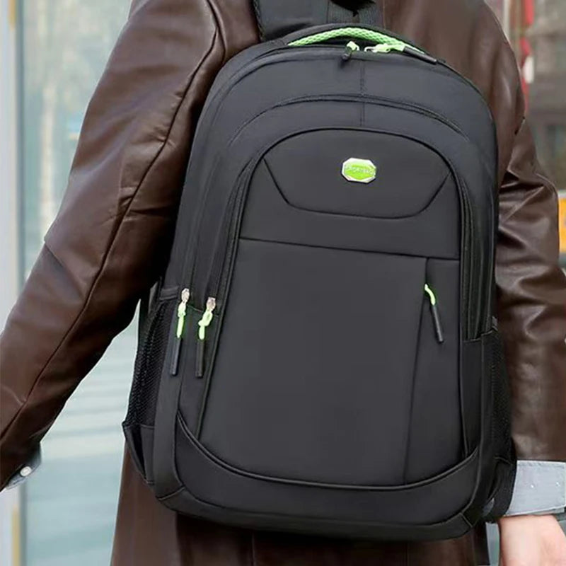 Mochila cúbica profesional, estructurada, con diseño de múltiples compartimentos para portátil, documentos y artículos esenciales de viaje.