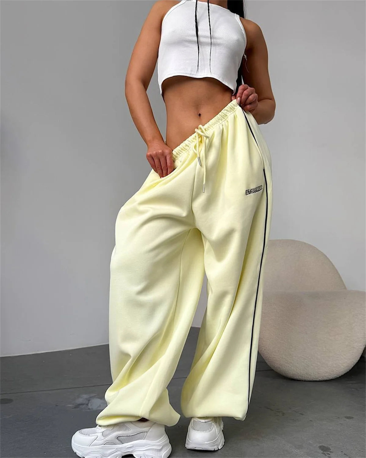 Pantalones retro americanos de moda femenina para otoño y primavera, nuevos en la colección de pantalones anchos a rayas, pantalones deportivos holgados y rectos, estilo casual urbano.