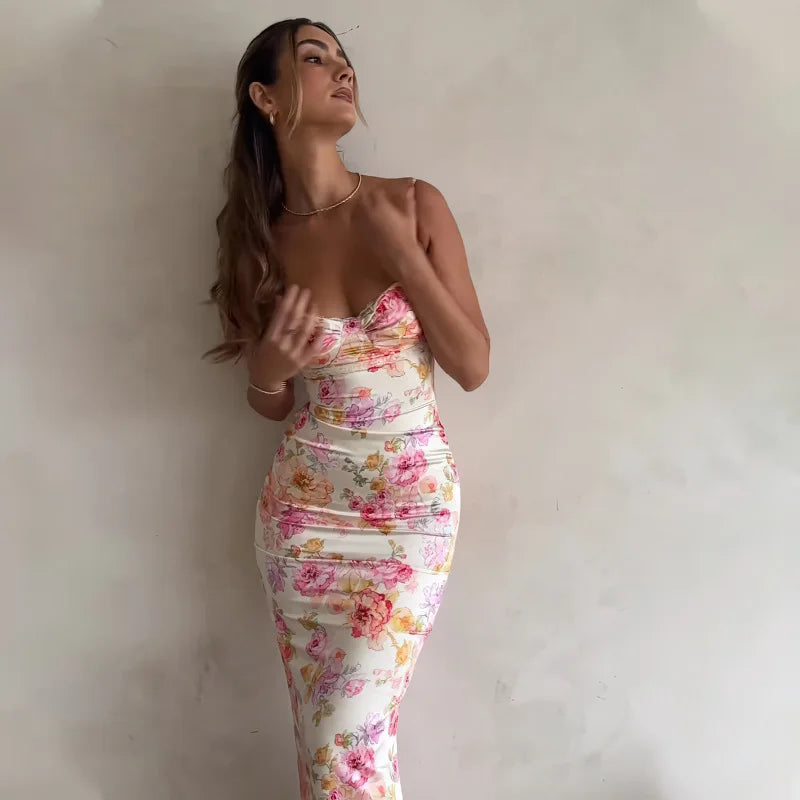 Ropa de mujer, moda de verano, nuevo vestido ajustado sexy con espalda descubierta y estampado.