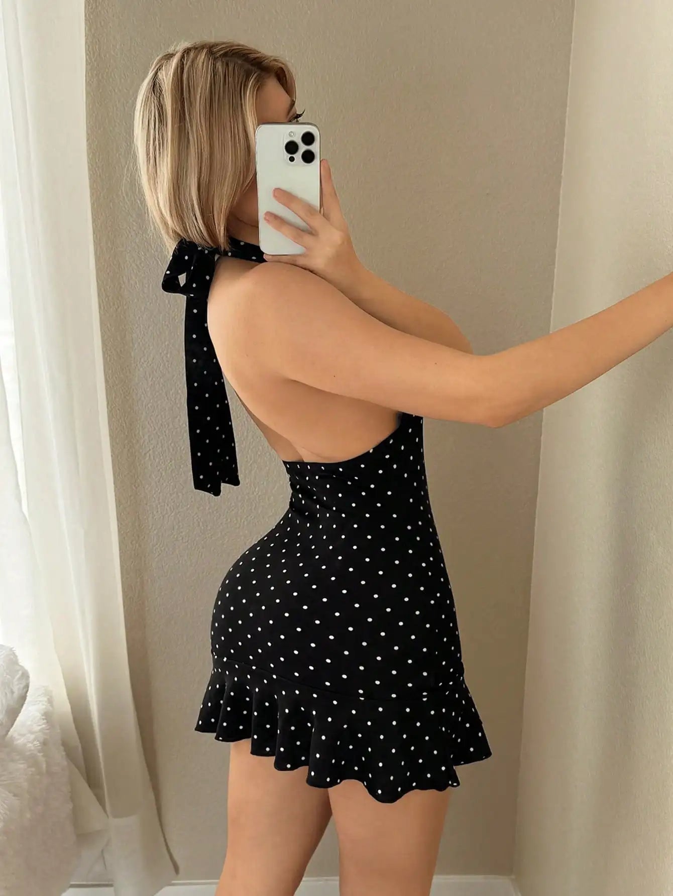 Un vestido de moda para mujer adecuado tanto para fiestas informales europeas como americanas con escote en la espalda y el cuello.