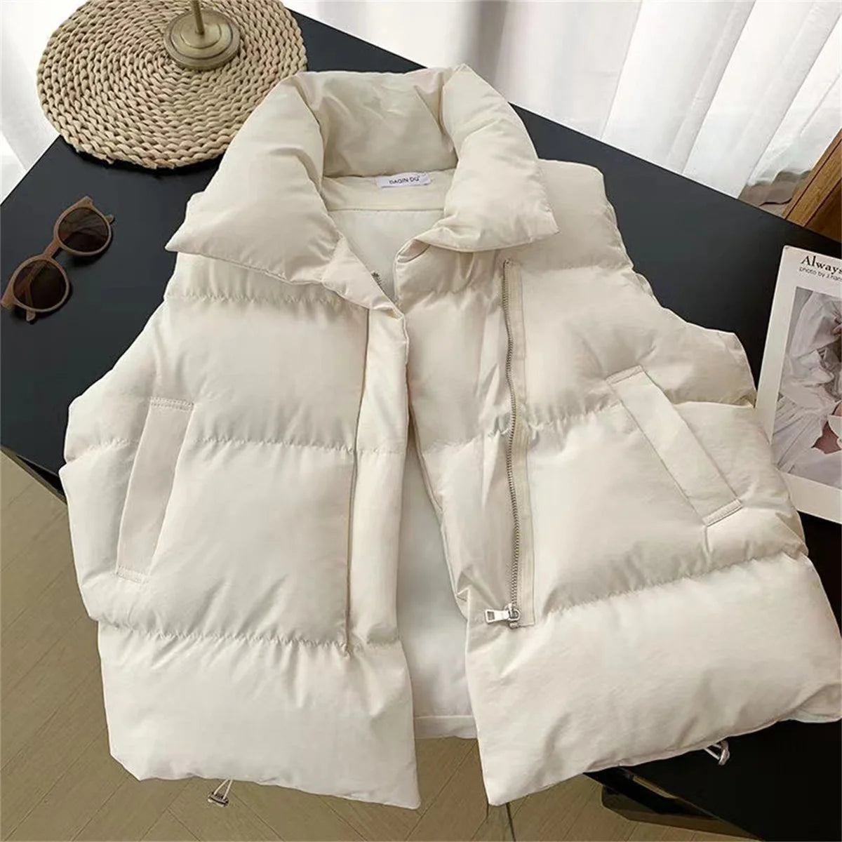 Moda femenina Otoño 2024 Nuevos abrigos de plumas elegantes con cuello alto Prendas de abrigo cálidas Ropa informal Cinturón Sin mangas Chalecos Chaquetas de invierno para mujer