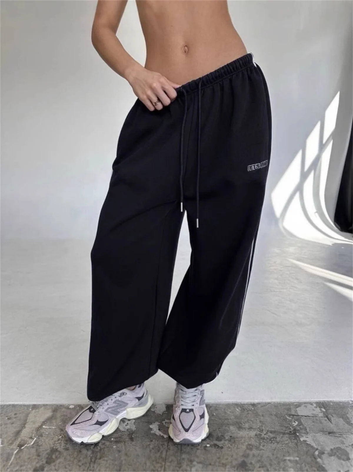 Pantalones retro americanos de moda femenina para otoño y primavera, nuevos en la colección de pantalones anchos a rayas, pantalones deportivos holgados y rectos, estilo casual urbano.