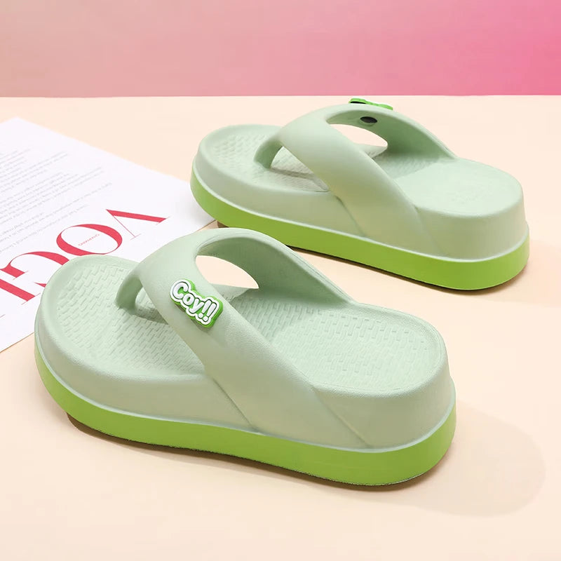 Chanclas de suela gruesa para mujer, verano 2025, nuevas sandalias de playa antideslizantes que aumentan la altura, pantuflas de playa para uso exterior.