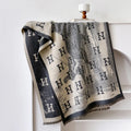 Bufanda de mujer nueva de la marca 2025 con letras, de lujo, para otoño e invierno, cálida, con estampado, tipo pashmina. Bufanda tipo foulard.