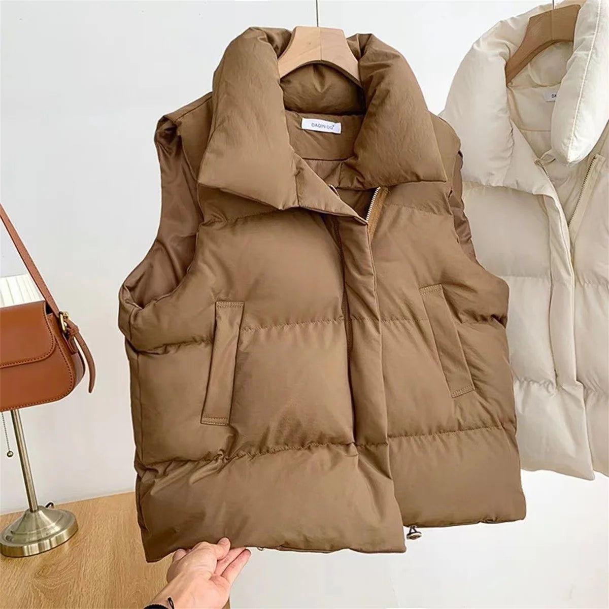 Moda femenina Otoño 2024 Nuevos abrigos de plumas elegantes con cuello alto Prendas de abrigo cálidas Ropa informal Cinturón Sin mangas Chalecos Chaquetas de invierno para mujer