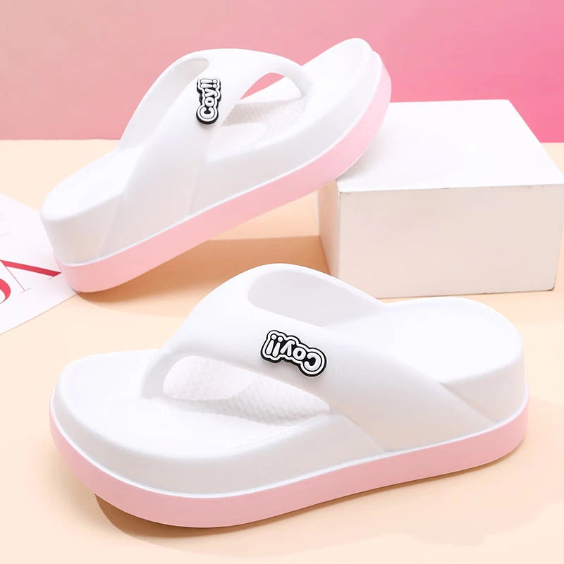 Chanclas de suela gruesa para mujer, verano 2025, nuevas sandalias de playa antideslizantes que aumentan la altura, pantuflas de playa para uso exterior.