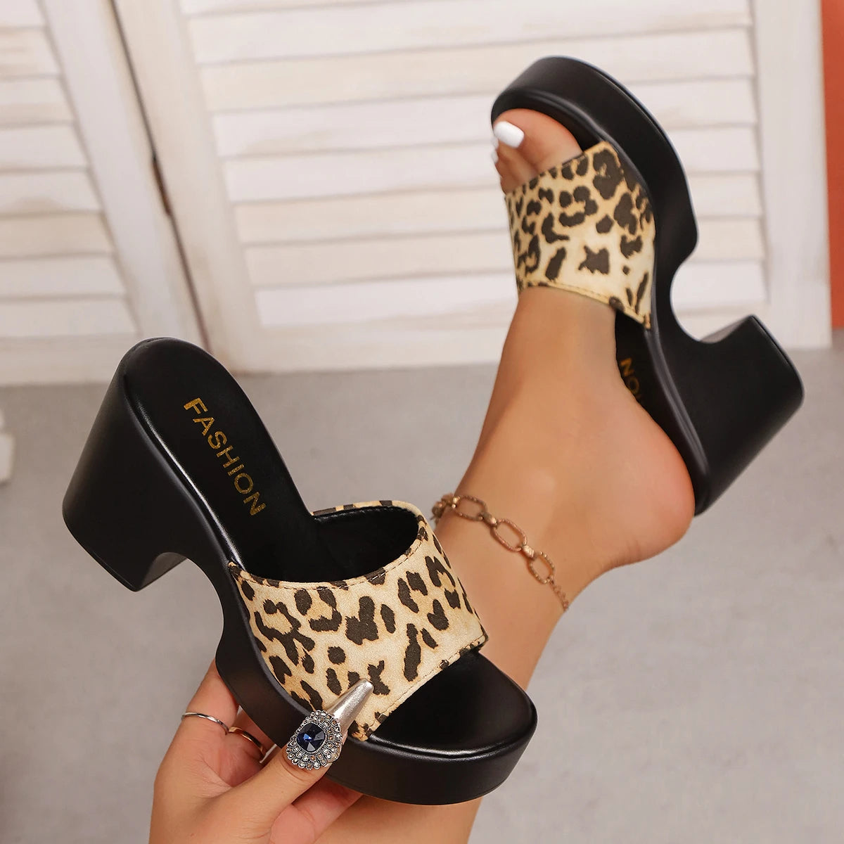 Sandalias de verano para mujer, sandalias de plataforma gruesa con punta abierta, chanclas para exteriores, tacón grueso, zapatos de tacón alto minimalistas de moda para mujer.