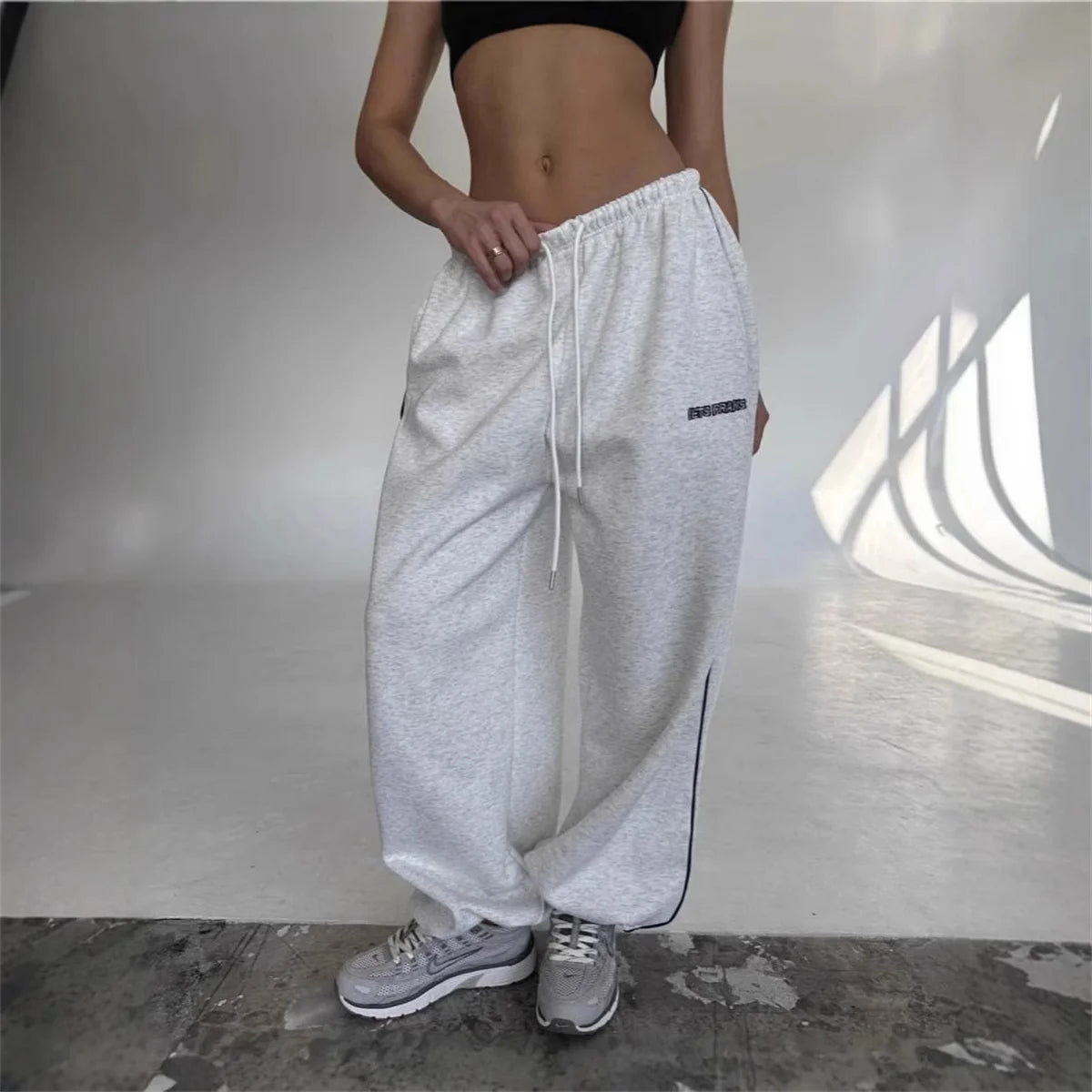 Pantalones retro americanos de moda femenina para otoño y primavera, nuevos en la colección de pantalones anchos a rayas, pantalones deportivos holgados y rectos, estilo casual urbano.