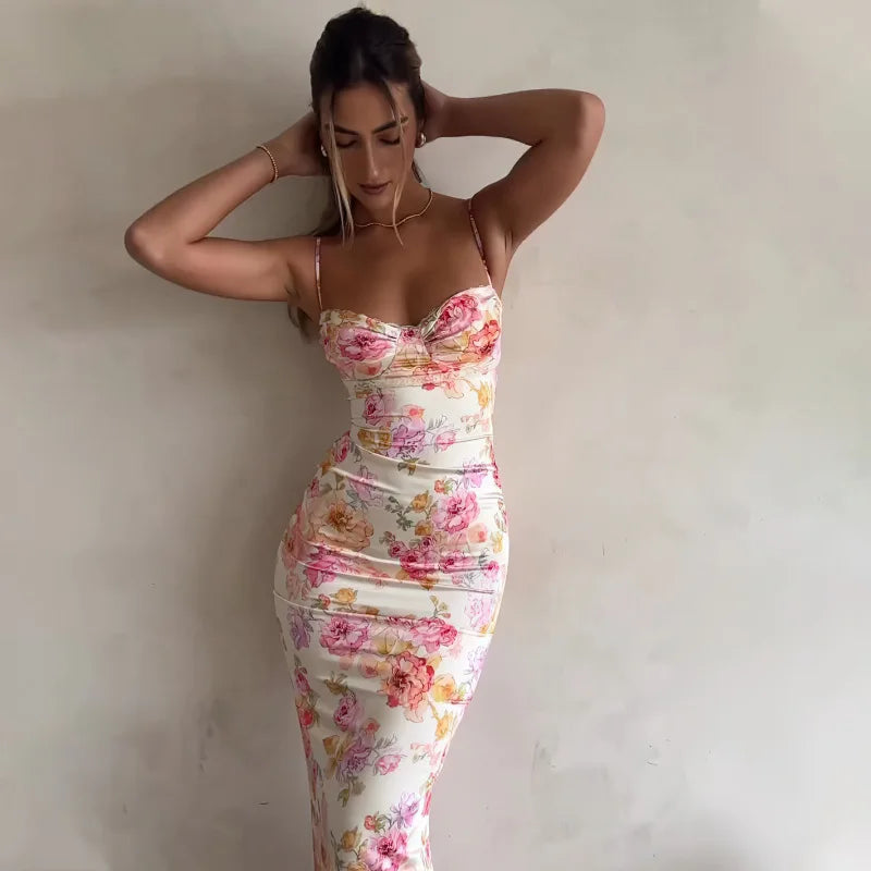 Ropa de mujer, moda de verano, nuevo vestido ajustado sexy con espalda descubierta y estampado.