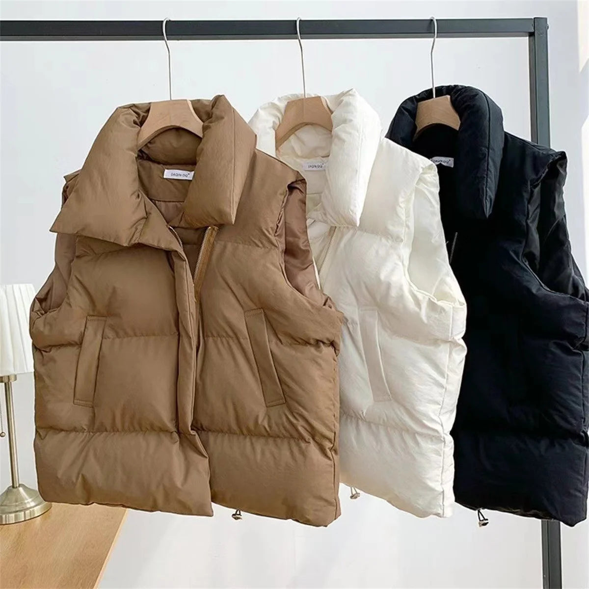 Moda femenina Otoño 2024 Nuevos abrigos de plumas elegantes con cuello alto Prendas de abrigo cálidas Ropa informal Cinturón Sin mangas Chalecos Chaquetas de invierno para mujer