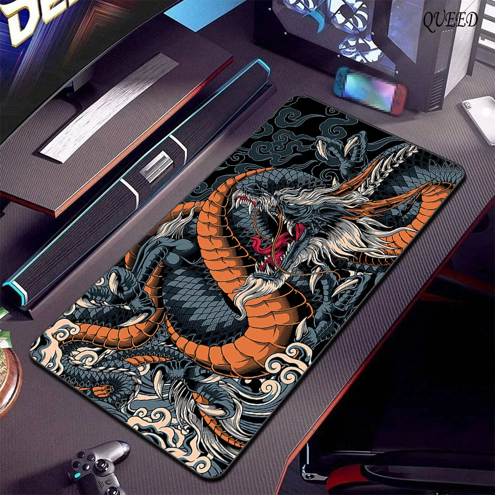 Alfombrilla de ratón grande con diseño de dragón en blanco y negro.
