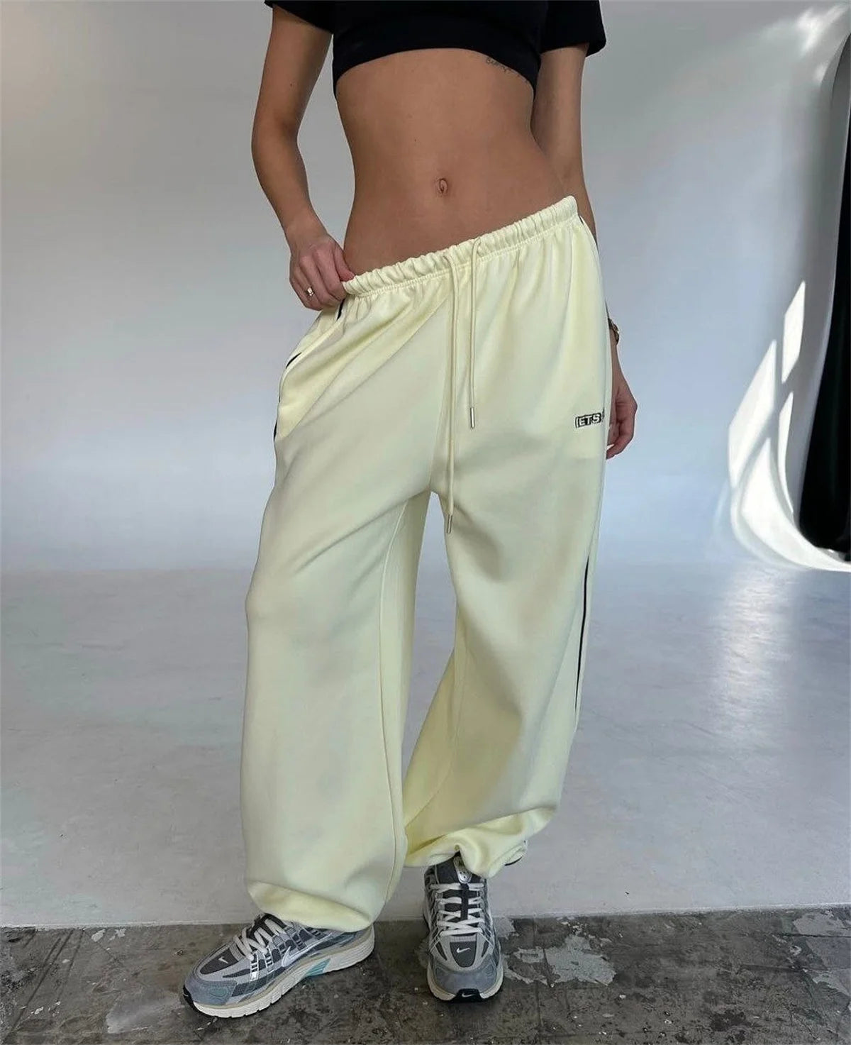 Pantalones retro americanos de moda femenina para otoño y primavera, nuevos en la colección de pantalones anchos a rayas, pantalones deportivos holgados y rectos, estilo casual urbano.