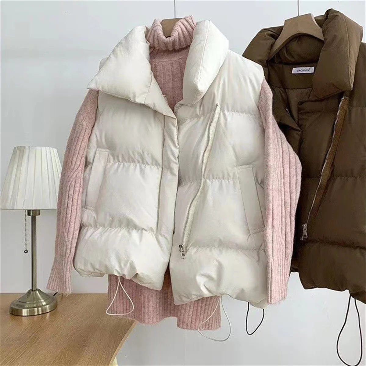 Moda femenina Otoño 2024 Nuevos abrigos de plumas elegantes con cuello alto Prendas de abrigo cálidas Ropa informal Cinturón Sin mangas Chalecos Chaquetas de invierno para mujer