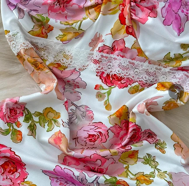 Ropa de mujer, moda de verano, nuevo vestido ajustado sexy con espalda descubierta y estampado.