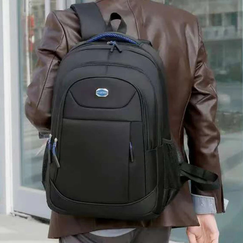 Mochila cúbica profesional, estructurada, con diseño de múltiples compartimentos para portátil, documentos y artículos esenciales de viaje.