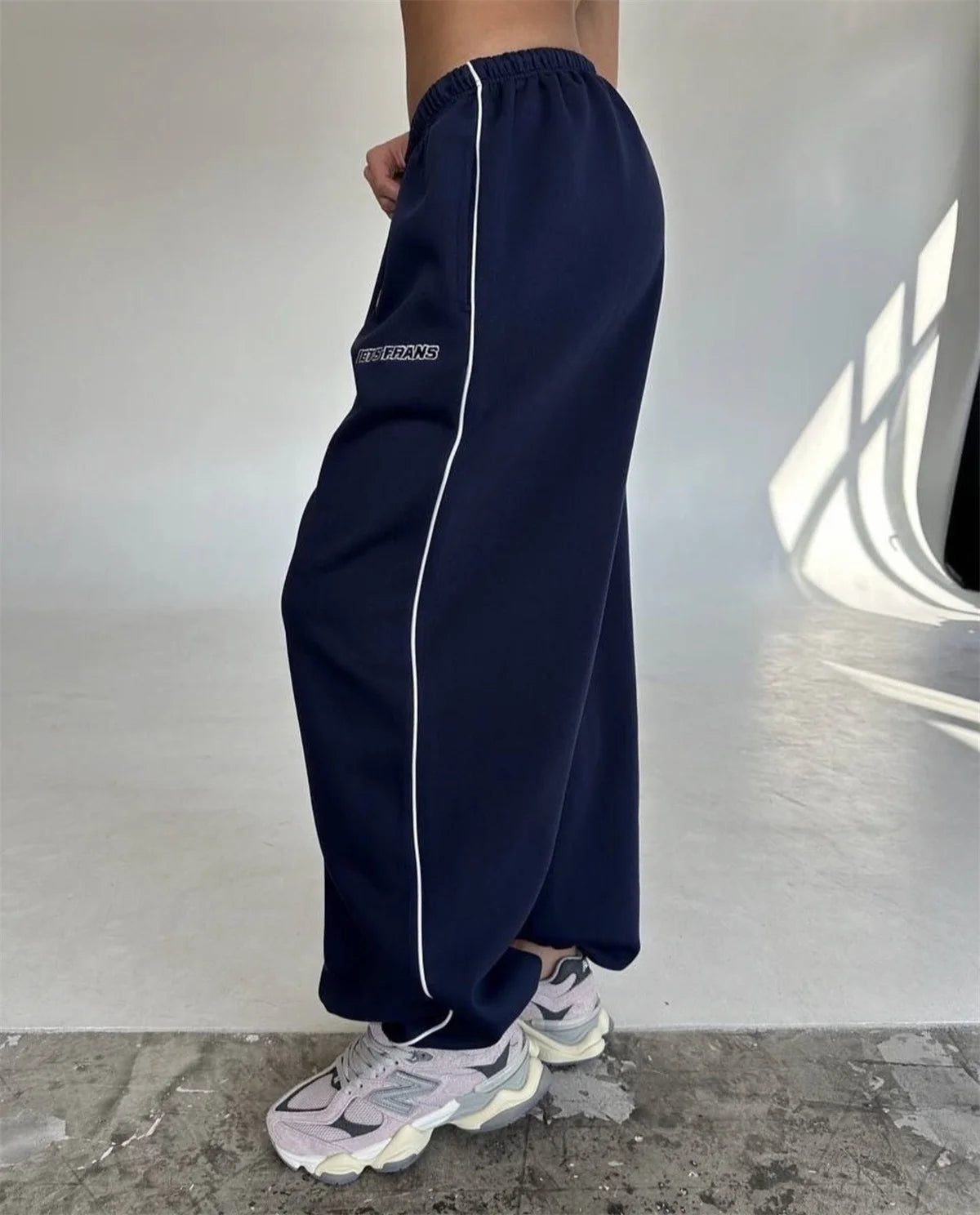 Pantalones retro americanos de moda femenina para otoño y primavera, nuevos en la colección de pantalones anchos a rayas, pantalones deportivos holgados y rectos, estilo casual urbano.
