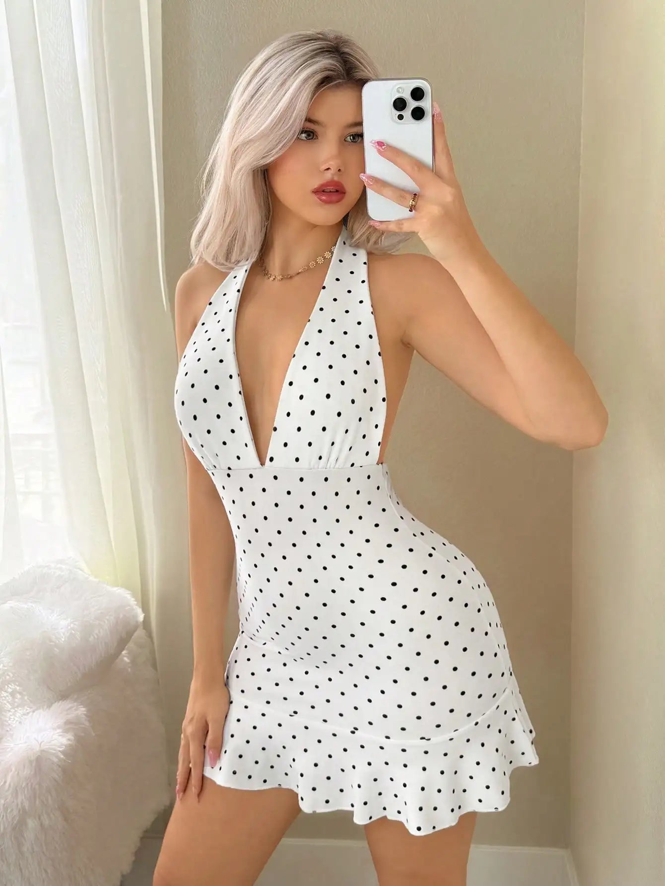 Un vestido de moda para mujer adecuado tanto para fiestas informales europeas como americanas con escote en la espalda y el cuello.