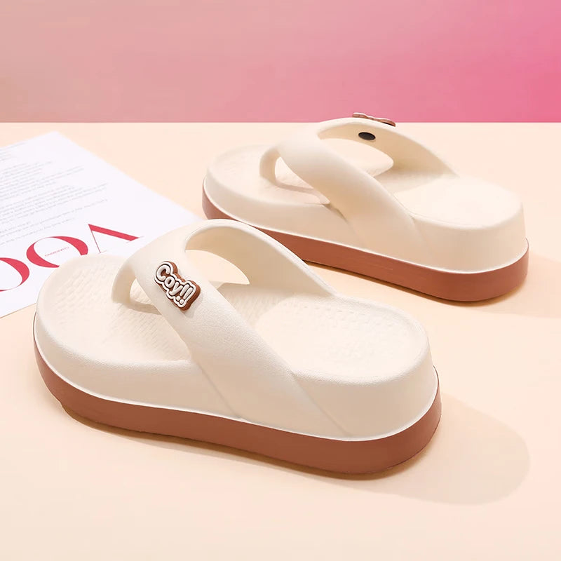 Chanclas de suela gruesa para mujer, verano 2025, nuevas sandalias de playa antideslizantes que aumentan la altura, pantuflas de playa para uso exterior.