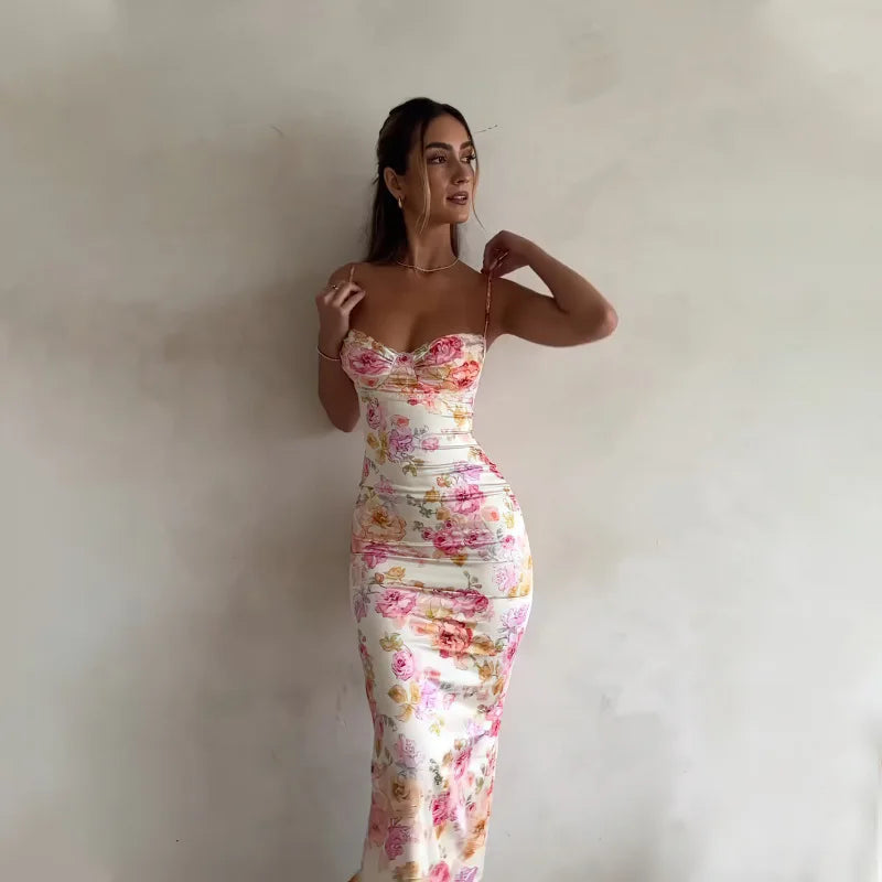 Ropa de mujer, moda de verano, nuevo vestido ajustado sexy con espalda descubierta y estampado.