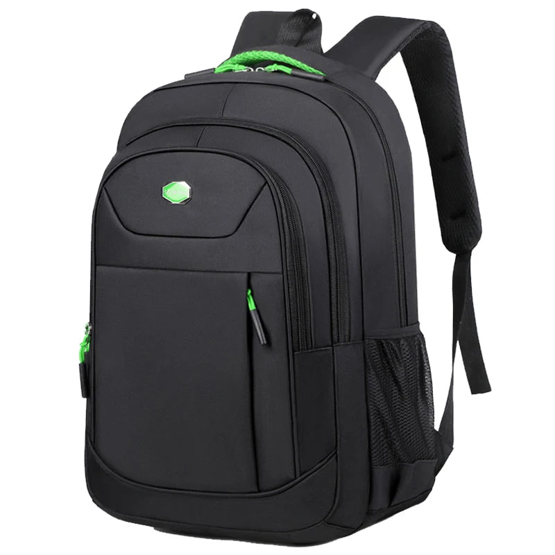 Mochila cúbica profesional, estructurada, con diseño de múltiples compartimentos para portátil, documentos y artículos esenciales de viaje.