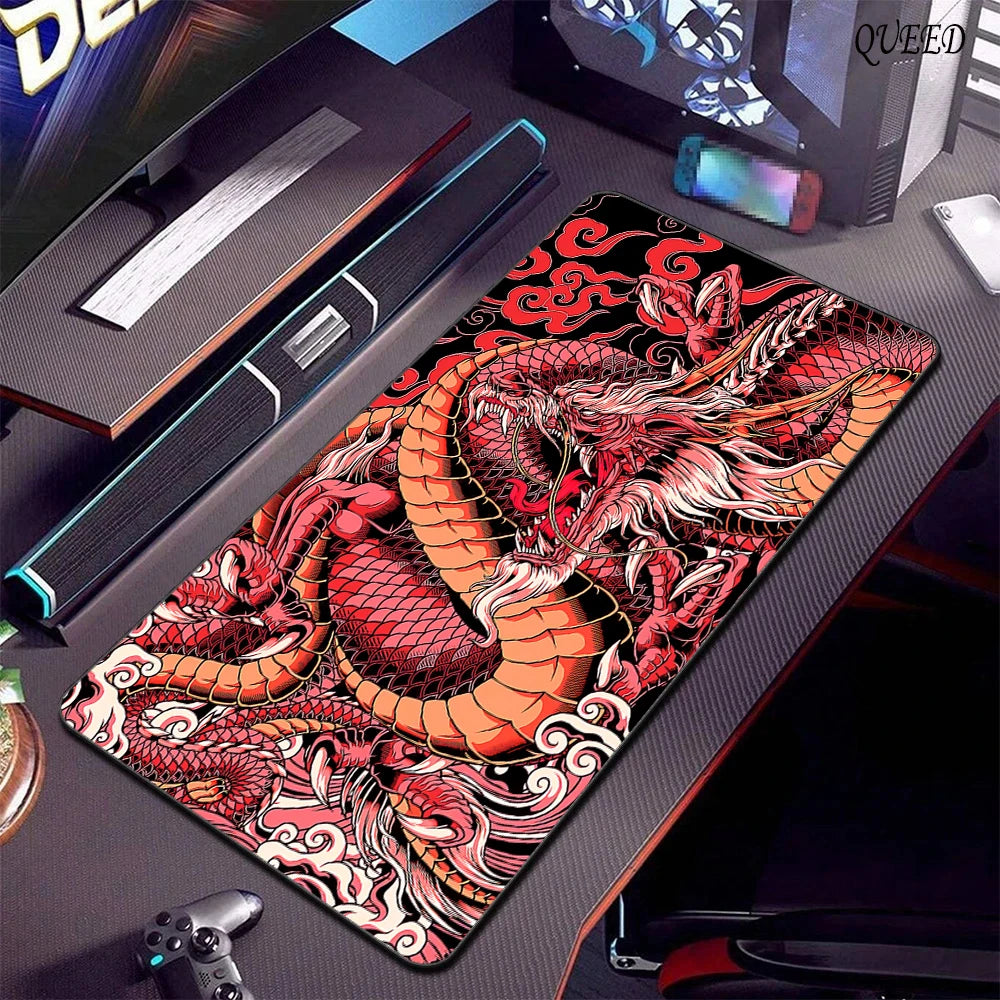 Alfombrilla de ratón grande con diseño de dragón en blanco y negro.