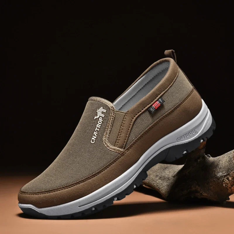 Zapatillas tipo mocasín para hombre, de malla transpirable, estilo casual, con suela suave, color liso, cómodas, ideales para el agua o para conducir.