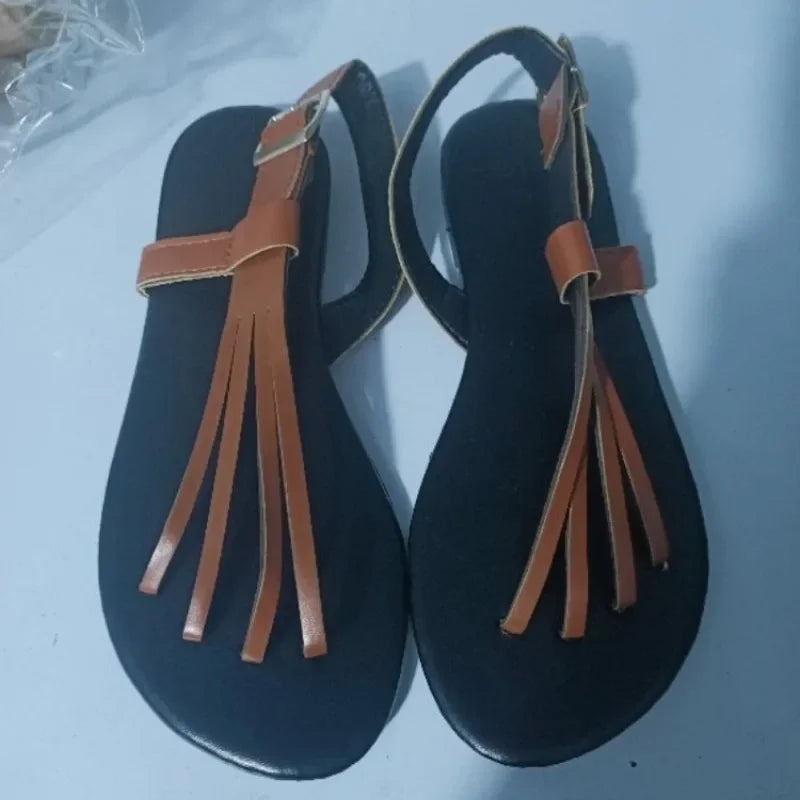 Sandalias planas de verano para mujer con hebilla, zapatos de playa de moda para exteriores, chanclas casuales nuevas, sandalias con garra metálica para mujer.