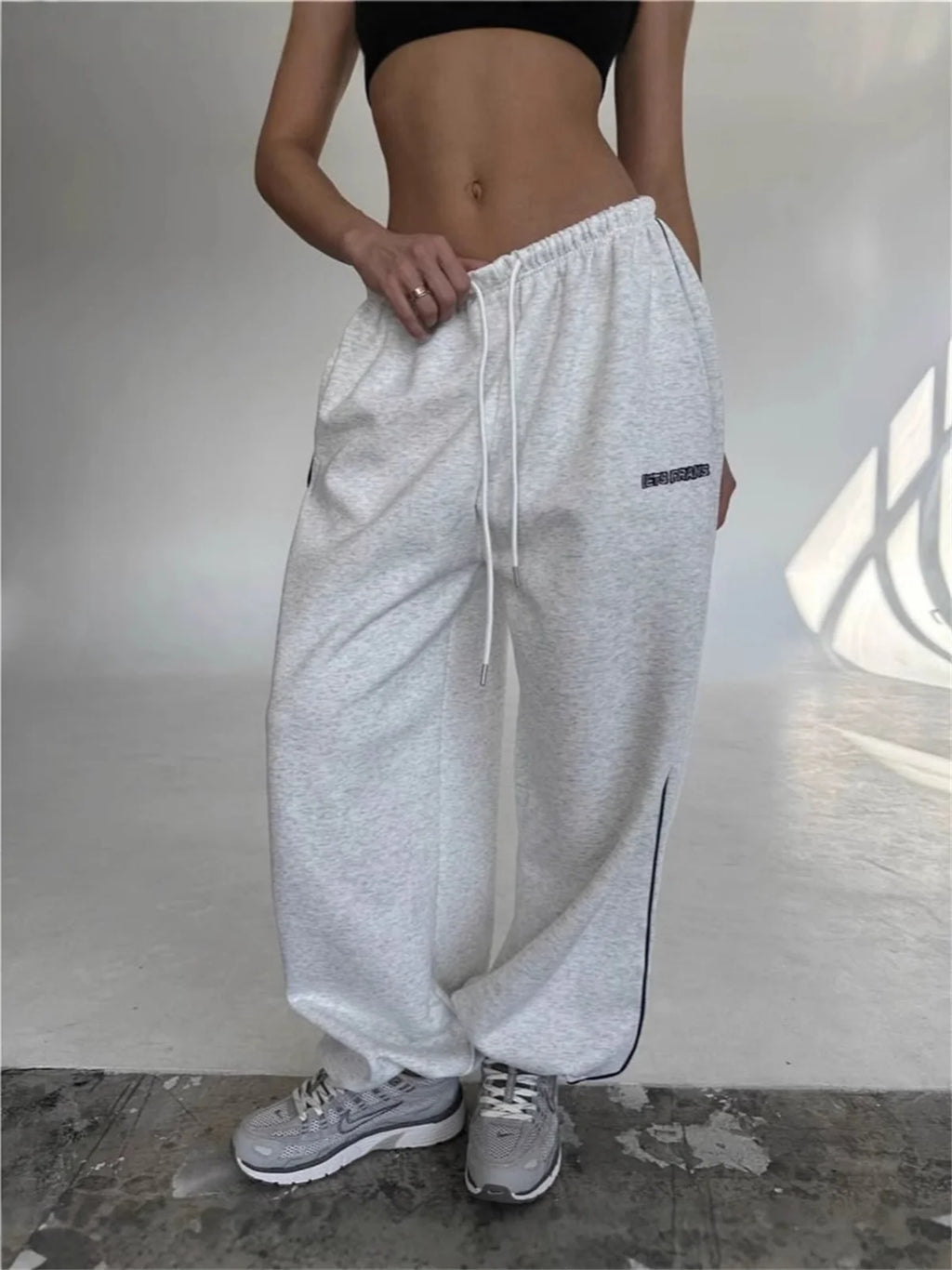 Pantalones retro americanos de moda femenina para otoño y primavera, nuevos en la colección de pantalones anchos a rayas, pantalones deportivos holgados y rectos, estilo casual urbano.