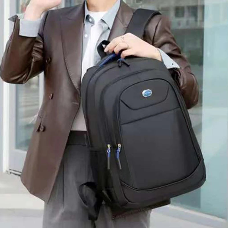 Mochila cúbica profesional, estructurada, con diseño de múltiples compartimentos para portátil, documentos y artículos esenciales de viaje.