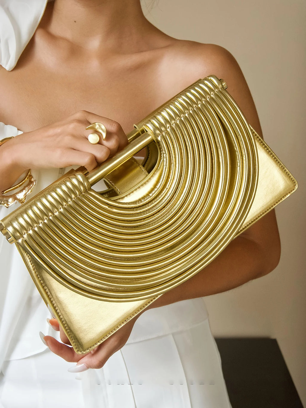 Bolsos de mano para mujer 2025, nuevos, dorados, de lujo, de marca de diseñador, tejidos a mano, estilo hobo, plateados, elegantes, de noche.