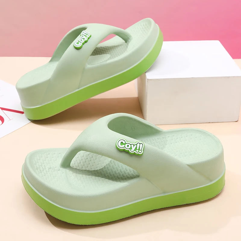 Chanclas de suela gruesa para mujer, verano 2025, nuevas sandalias de playa antideslizantes que aumentan la altura, pantuflas de playa para uso exterior.
