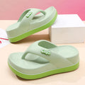 Chanclas de suela gruesa para mujer, verano 2025, nuevas sandalias de playa antideslizantes que aumentan la altura, pantuflas de playa para uso exterior.
