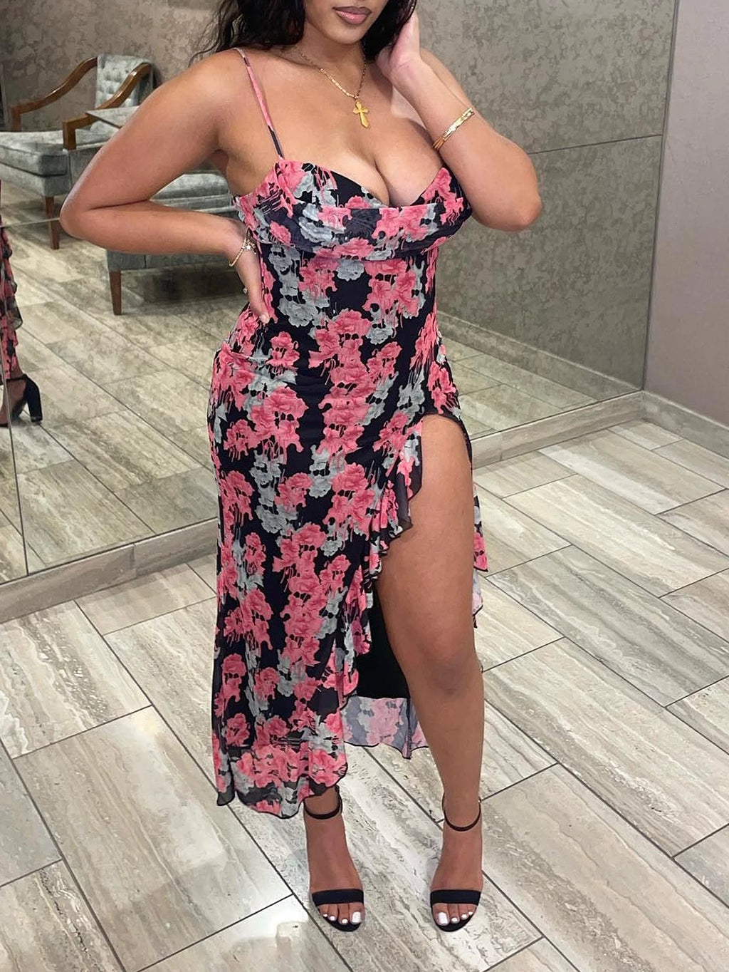Vestido de playa retro de moda para mujer con estampado floral y tirantes.