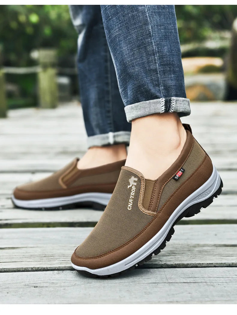 Zapatillas tipo mocasín para hombre, de malla transpirable, estilo casual, con suela suave, color liso, cómodas, ideales para el agua o para conducir.