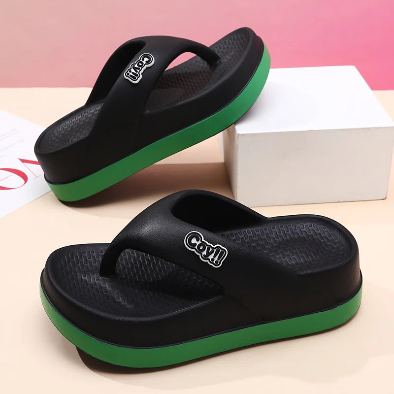 Chanclas de suela gruesa para mujer, verano 2025, nuevas sandalias de playa antideslizantes que aumentan la altura, pantuflas de playa para uso exterior.