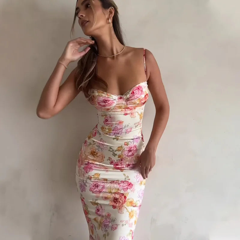 Ropa de mujer, moda de verano, nuevo vestido ajustado sexy con espalda descubierta y estampado.