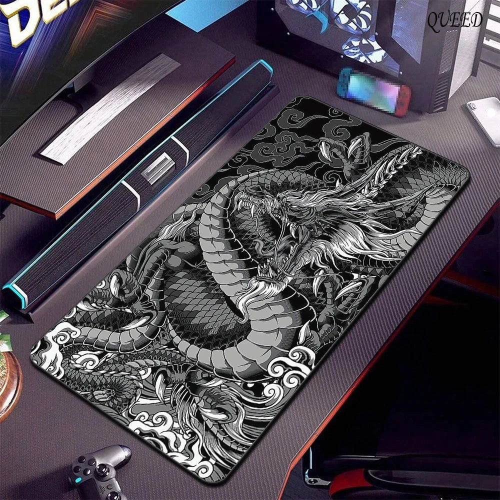 Alfombrilla de ratón grande con diseño de dragón en blanco y negro.