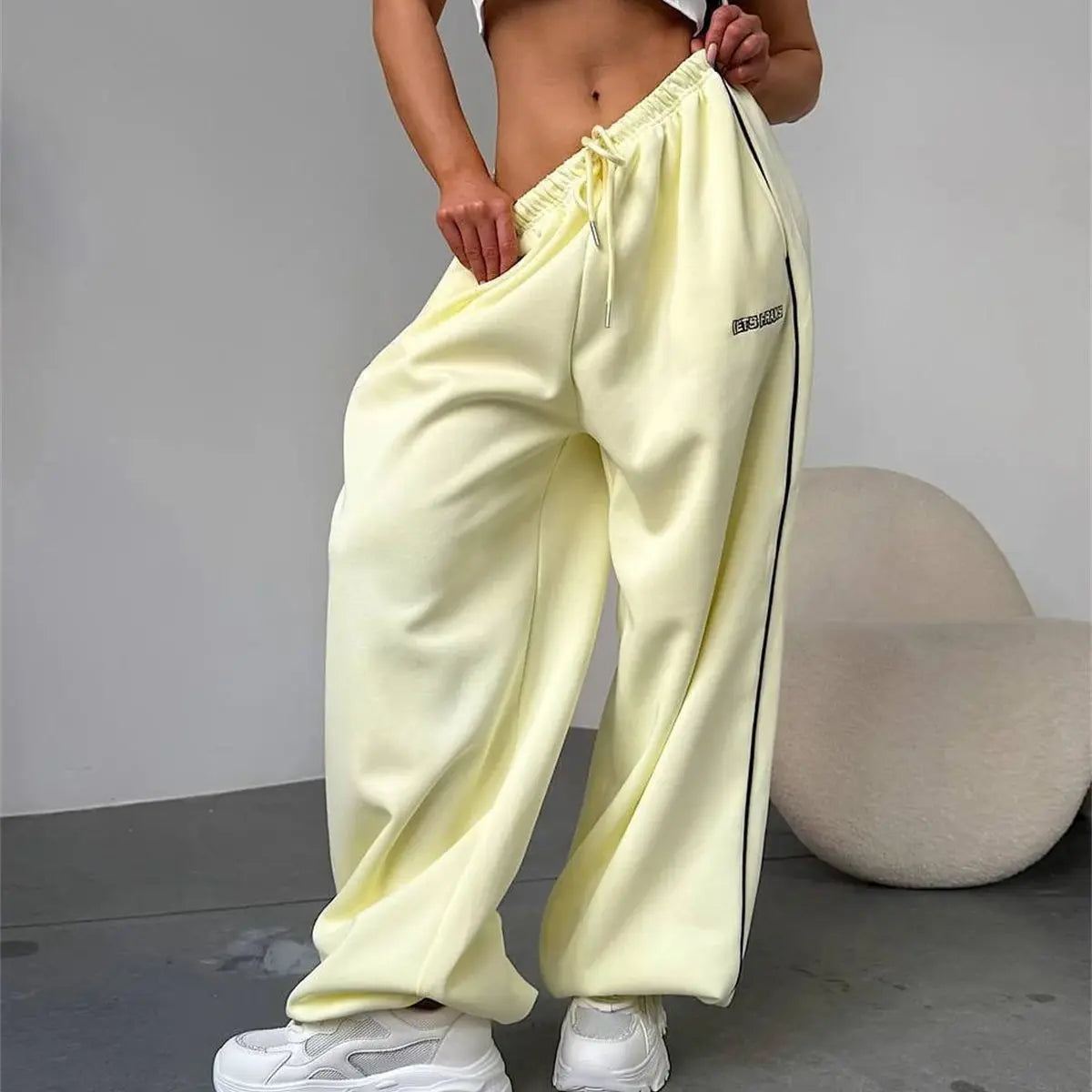 Pantalones retro americanos de moda femenina para otoño y primavera, nuevos en la colección de pantalones anchos a rayas, pantalones deportivos holgados y rectos, estilo casual urbano.