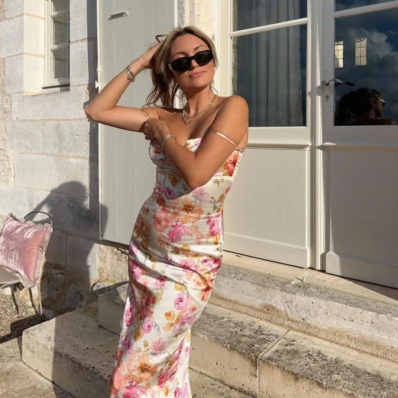 Ropa de mujer, moda de verano, nuevo vestido ajustado sexy con espalda descubierta y estampado.