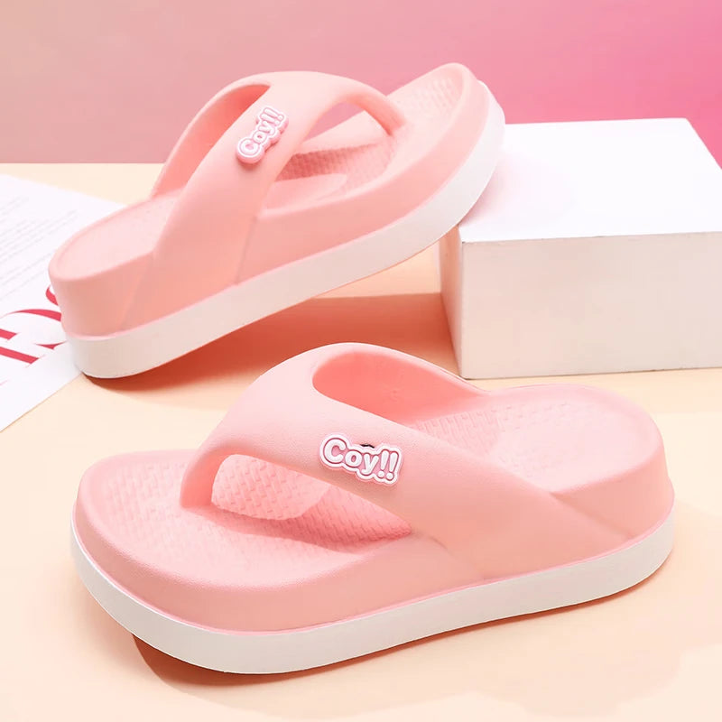 Chanclas de suela gruesa para mujer, verano 2025, nuevas sandalias de playa antideslizantes que aumentan la altura, pantuflas de playa para uso exterior.