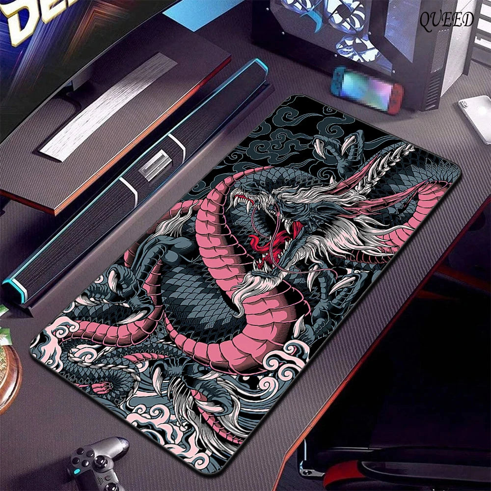 Alfombrilla de ratón grande con diseño de dragón en blanco y negro.