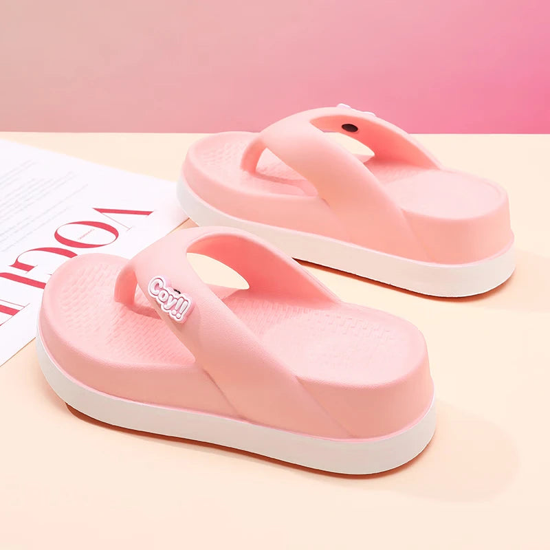 Chanclas de suela gruesa para mujer, verano 2025, nuevas sandalias de playa antideslizantes que aumentan la altura, pantuflas de playa para uso exterior.