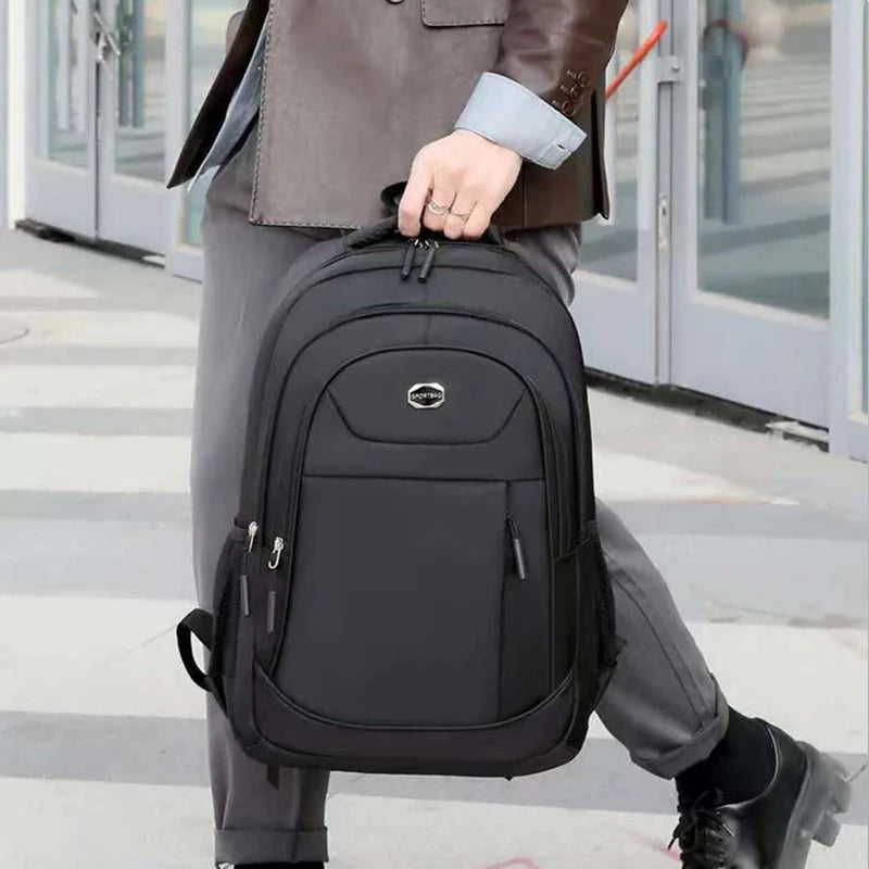 Mochila cúbica profesional, estructurada, con diseño de múltiples compartimentos para portátil, documentos y artículos esenciales de viaje.
